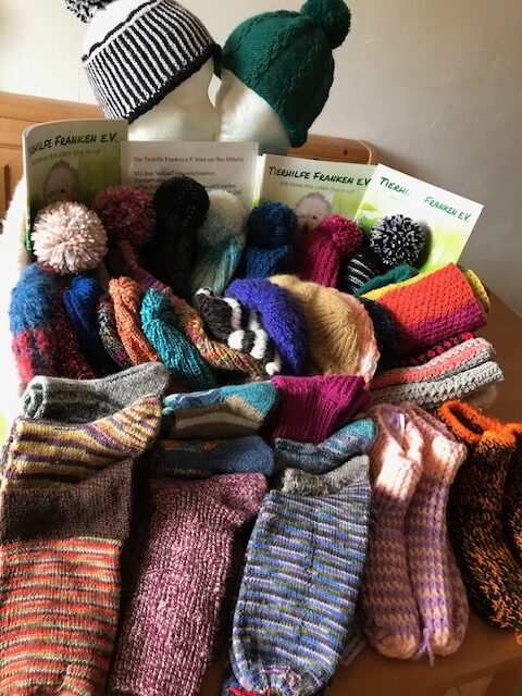 Selbstgestrickte Mützen und Wollsocken für einen guten Zweck